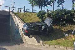 Кола излетя от пътя и кацна към моста на бул. Гешов в София (СНИМКИ)