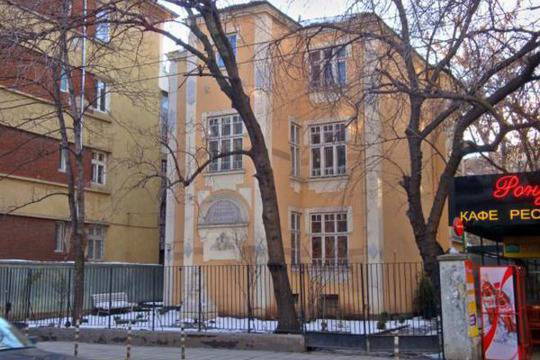 Културният министър уволни шефа на литературния музей заради неправилно паркиране