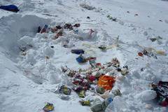 Изчистиха пет тона боклук от Еверест