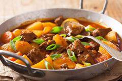 Яхния с телешко, картофи и моркови