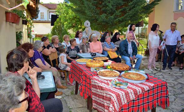 Студенти и баби слушаха оперна и поп музика в двора на Майстора в Шишковци