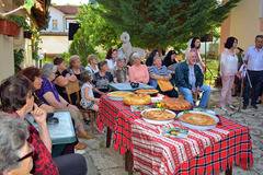 Студенти и баби слушаха оперна и поп музика в двора на Майстора в Шишковци