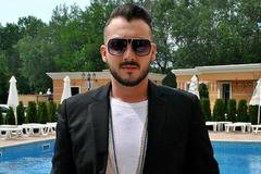 Бонимир с ново лятно парче „Абу Даби“