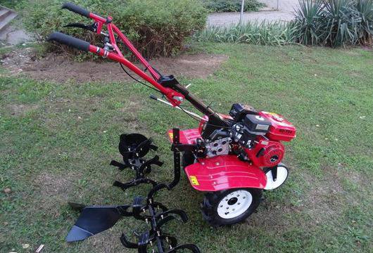 Фрезоване на дворове и оранжерии със мотокултиватор