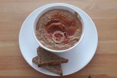 Пастет от червена леща върху крекери