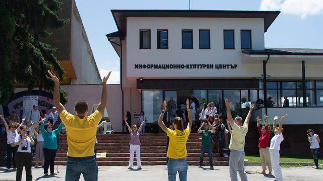 Фалун Дафа на фестивала „Здравей, Здраве“ в Троян