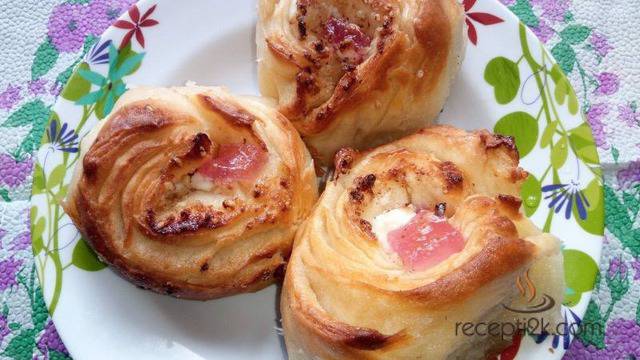 Сиропирана баница със сирене и локум