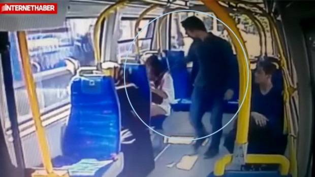 Студентка бита в автобус заради шорти по време на Рамадан