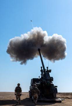 Френски войници участващи в обсадата на Мосул с оръдие CAESAR