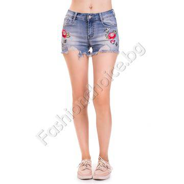 Модерни дамски къси панталонки с бродерия