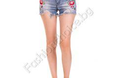 Модерни дамски къси панталонки с бродерия