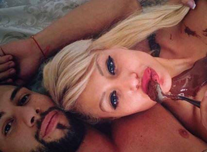 Джулиана Гани и гаджето й омазани с шоколад голи в спалнята (СНИМКИ +18)