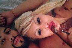 Джулиана Гани и гаджето й омазани с шоколад голи в спалнята (СНИМКИ +18)