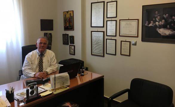 Д-р Евагелос Перакис, специалист в лапароскопската хирургия, с повече от 7500 лапароскопии на стомах, черен дроб, жлъчни…