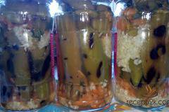 Туршия от люти чушки с чесън, копър и морков