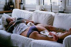 Баща заварва дъщеря си полугола до непознат. Реакцията му е изненадваща