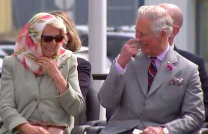 Принц Чарлз и Камила избухнаха в смях на традиционно пеене в Канада (ВИДЕО)