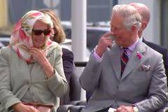 Принц Чарлз и Камила избухнаха в смях на традиционно пеене в Канада (ВИДЕО)