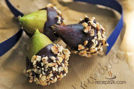 Смокини потопени в шоколад и лешници