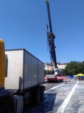 Подпалиха крана, демонтиращ паметника „1300 години България“