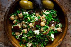 Средиземноморска салата с патладжан, нахут и фета