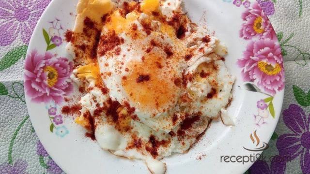 Яйца на очи със сол и червен пипер