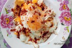 Яйца на очи със сол и червен пипер