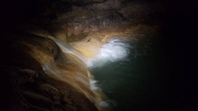 Разходка с лодка в подземните езера на пещера Водопада – Крушуна