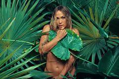 Дженифър Лопес само по лист