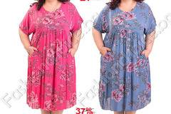 Практична дамска рокля на флорални мотиви в големи размери