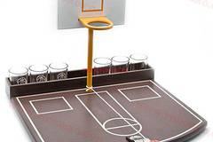 Алкохолна игра баскетбол с шот чашки