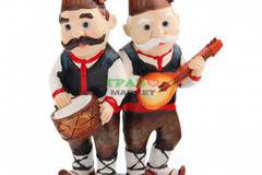 Декоративна фигурка във формата на мъже, които свирят на тъпан и тамбура в народни носии