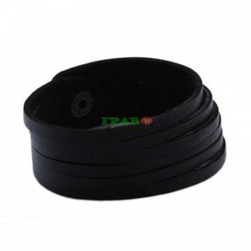 Красива гривна изработена от кожа с метални капси за закопчаване