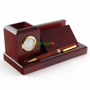 Луксозен комплект за бюро изработен от дърво, включващ – визитник, писалка и поставка за химикали с часовник