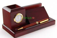 Луксозен комплект за бюро изработен от дърво, включващ – визитник, писалка и поставка за химикали с часовник
