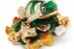 Декоративна метална кутийка за бижута във формата на жаба с малкото си върху водна лилия – фаберже