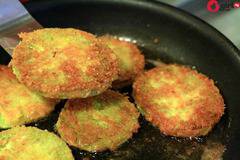 Няма такава вкусотия! Направете тези панирани домати и само гледайте колко бързо ще се изядат!