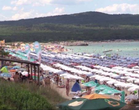 Летовници питат: Къде е свободната зона на плажа в Приморско?