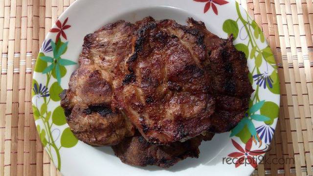 Апетитни свински пържоли на скара