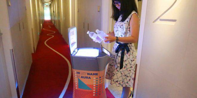 Робот се грижи за гостите в хотел