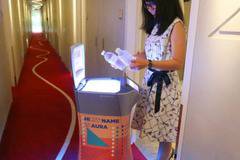 Робот се грижи за гостите в хотел