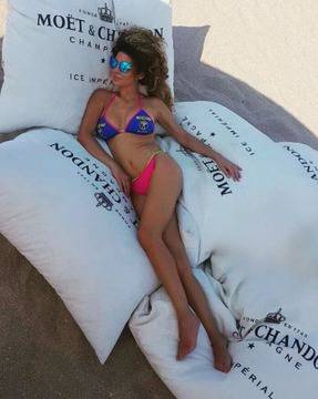 Свекървата на Алисия направо я засенчи по бански. Обра всички овации на плажа (снимки)