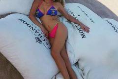 Свекървата на Алисия направо я засенчи по бански. Обра всички овации на плажа (снимки)