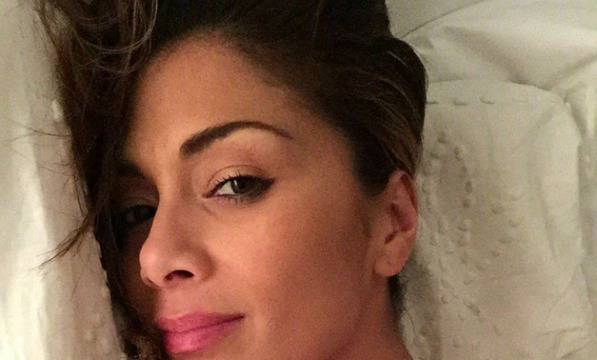 Лъснаха още голи снимки на Никол.