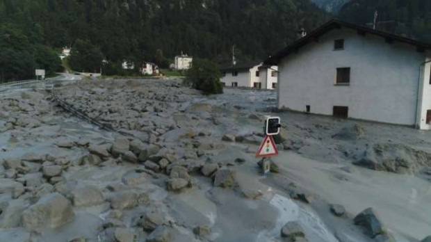 Свлачище затрупа 8 души в Швейцария