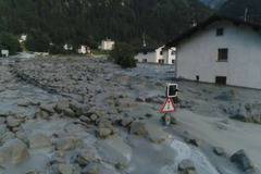 Свлачище затрупа 8 души в Швейцария