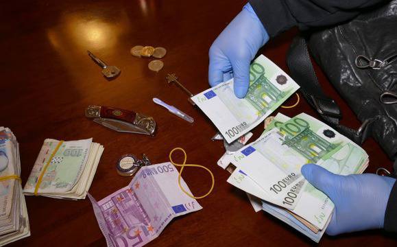 Разбиха престъпна група, разпространявала фалшиви евро в държави от ЕС