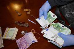 Разбиха престъпна група, разпространявала фалшиви евро в държави от ЕС