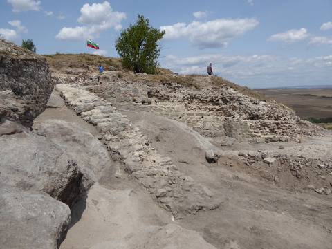 Открито е монументално каменно стълбище на крепостта Русокастро – Новини – Регионален исторически музей Бургас