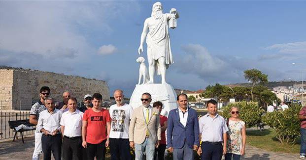 На Диоген явно ще му все тая, че турски ислямисти искат да бутат паметника му